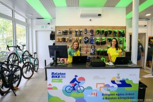 Balatonfüredről a BalatonBike 365 kerékpáros központtól lehet bringát kölcsönözni